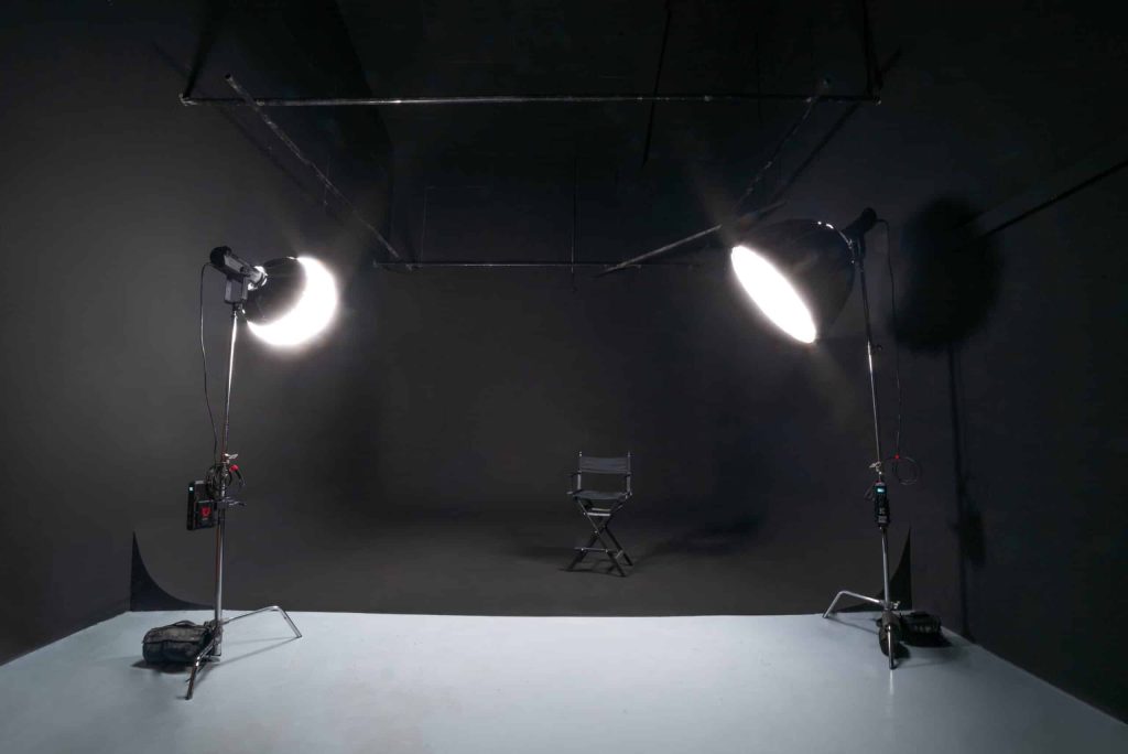 Ciclorama negro iluminado con dos softboxes en el plató de Leganés
