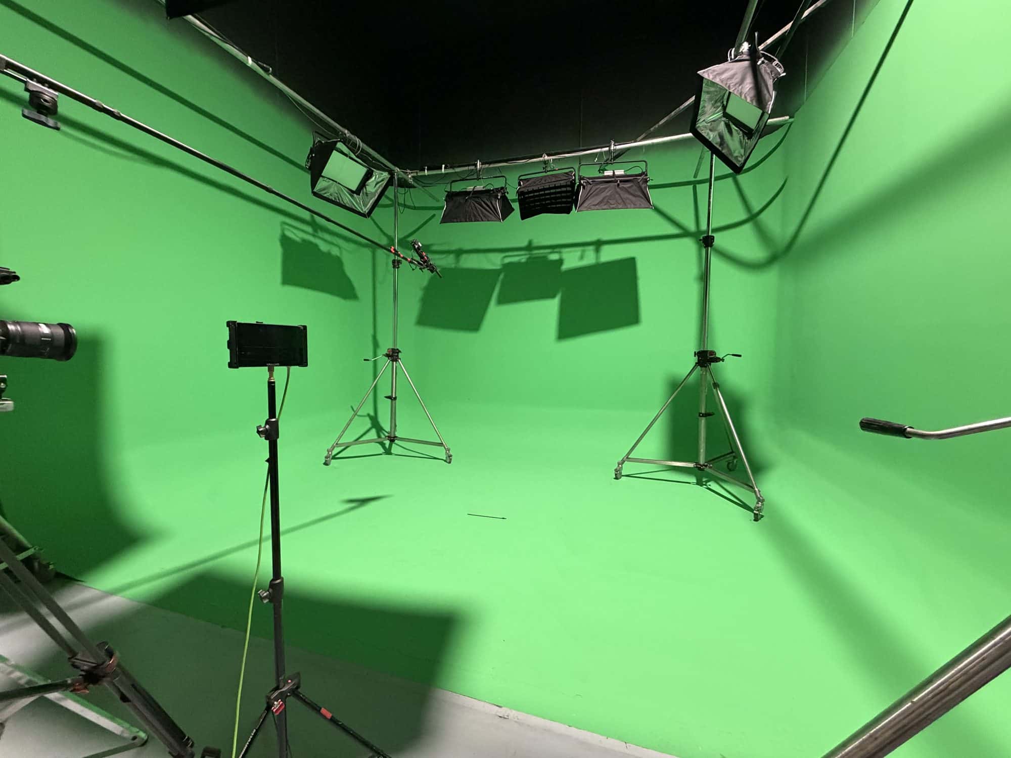 Ciclorama croma verde con iluminación para chroma key en Madrid