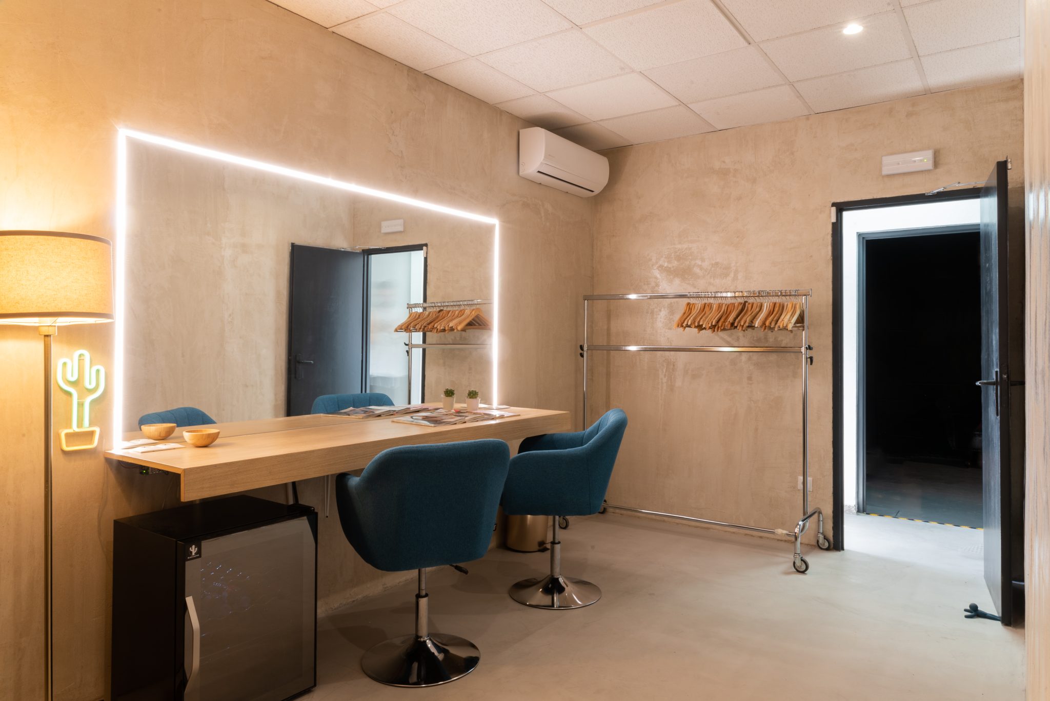 Camerino con espejo de maquillaje iluminado