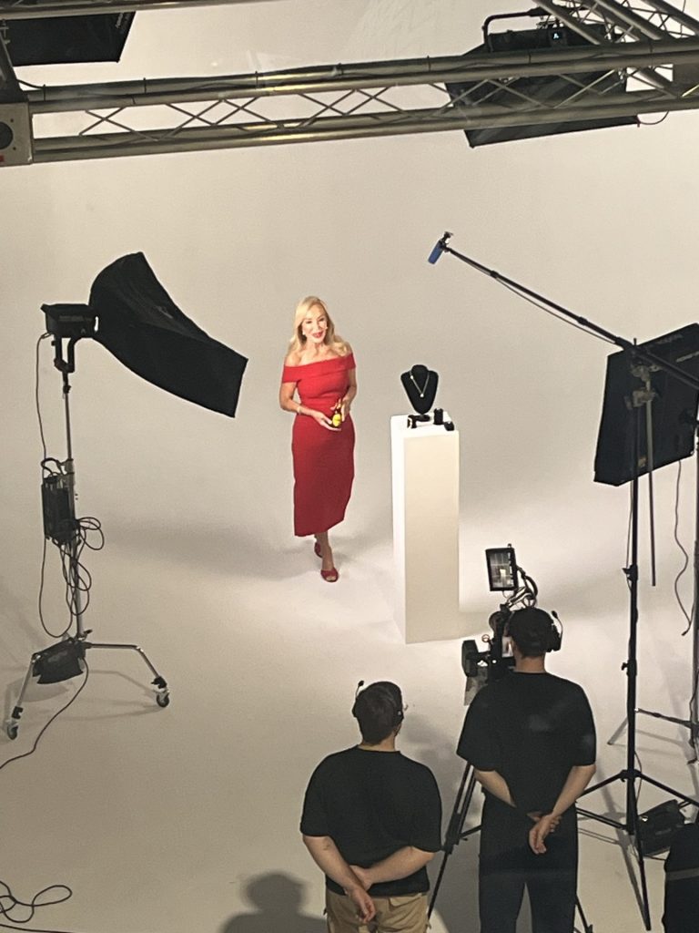 Grabación de spot de joyería en ciclorama blanco con peana de producto