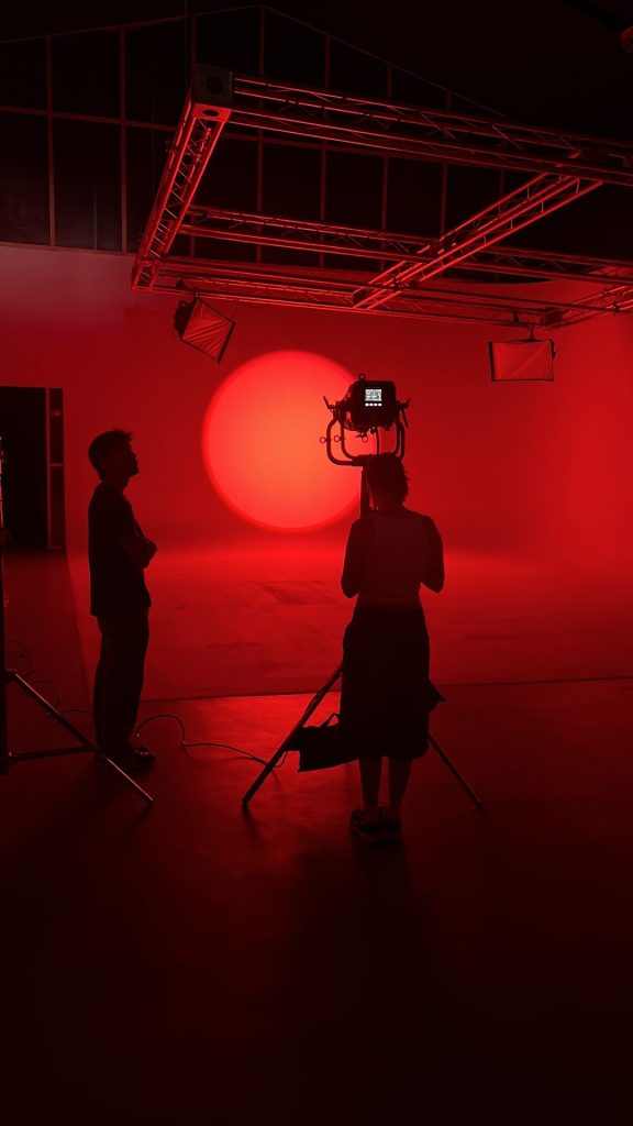 Prueba de iluminación cinematográfica con foco rojo sobre el ciclorama
