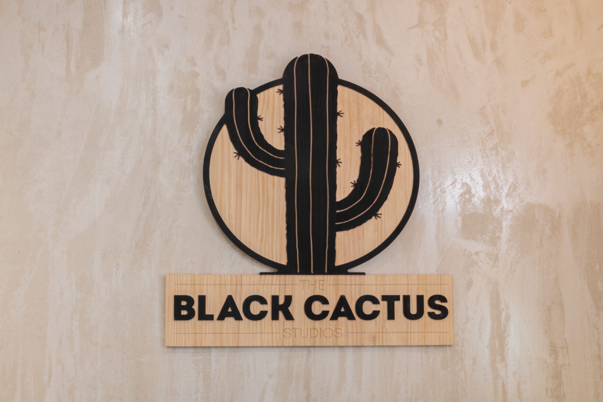 Logotipo de The Black Cactus en la pared del estudio