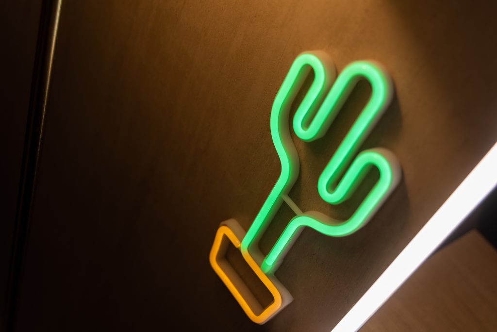 Neón verde de cactus de The Black Cactus Studios