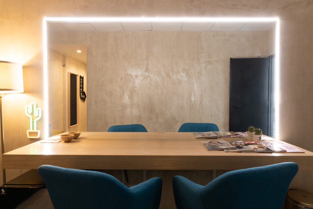 Sala de reuniones de la oficina de producción del plató en Leganés