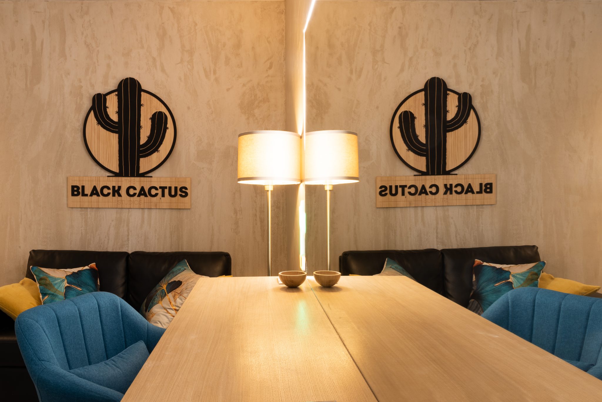Sala de reuniones con la marca The Black Cactus