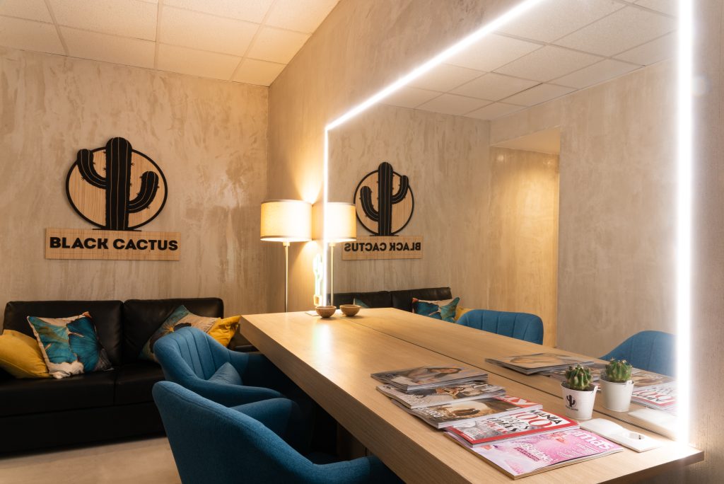 Mesa de reuniones para diez personas en la oficina del estudio