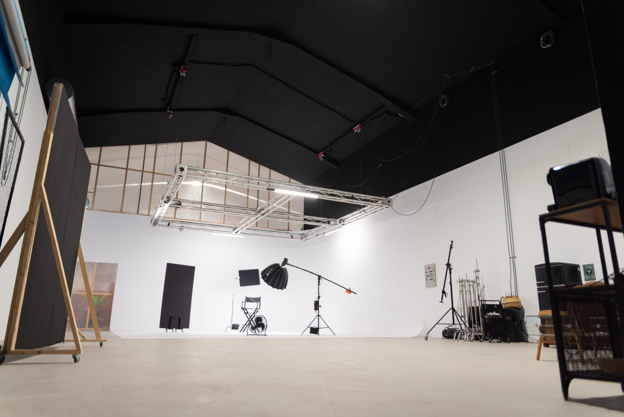 Nave del plató de The Black Cactus Studios con estructura y paredes negras