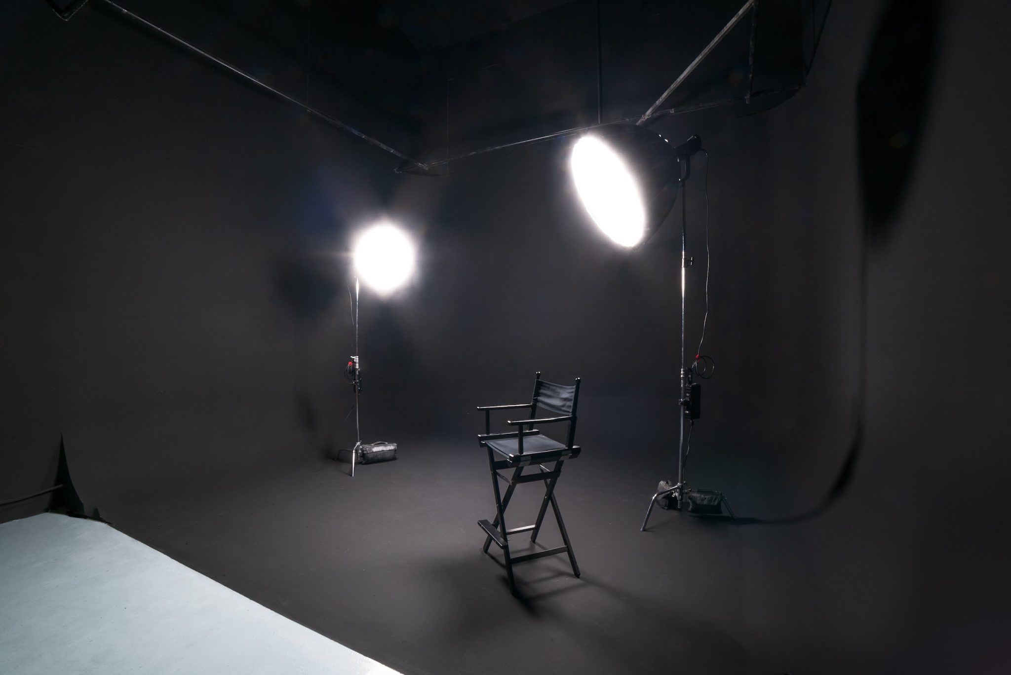 Set en negro con dos focos y silla de dirección