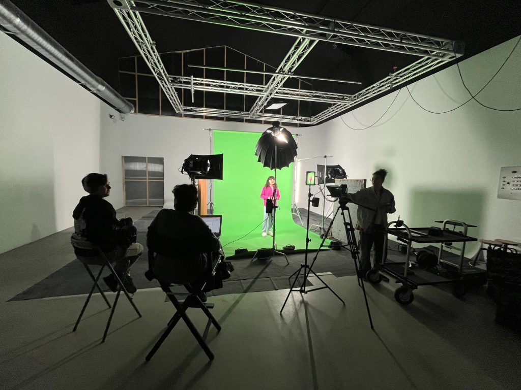 Rodaje con croma verde y teleprompter en el plató