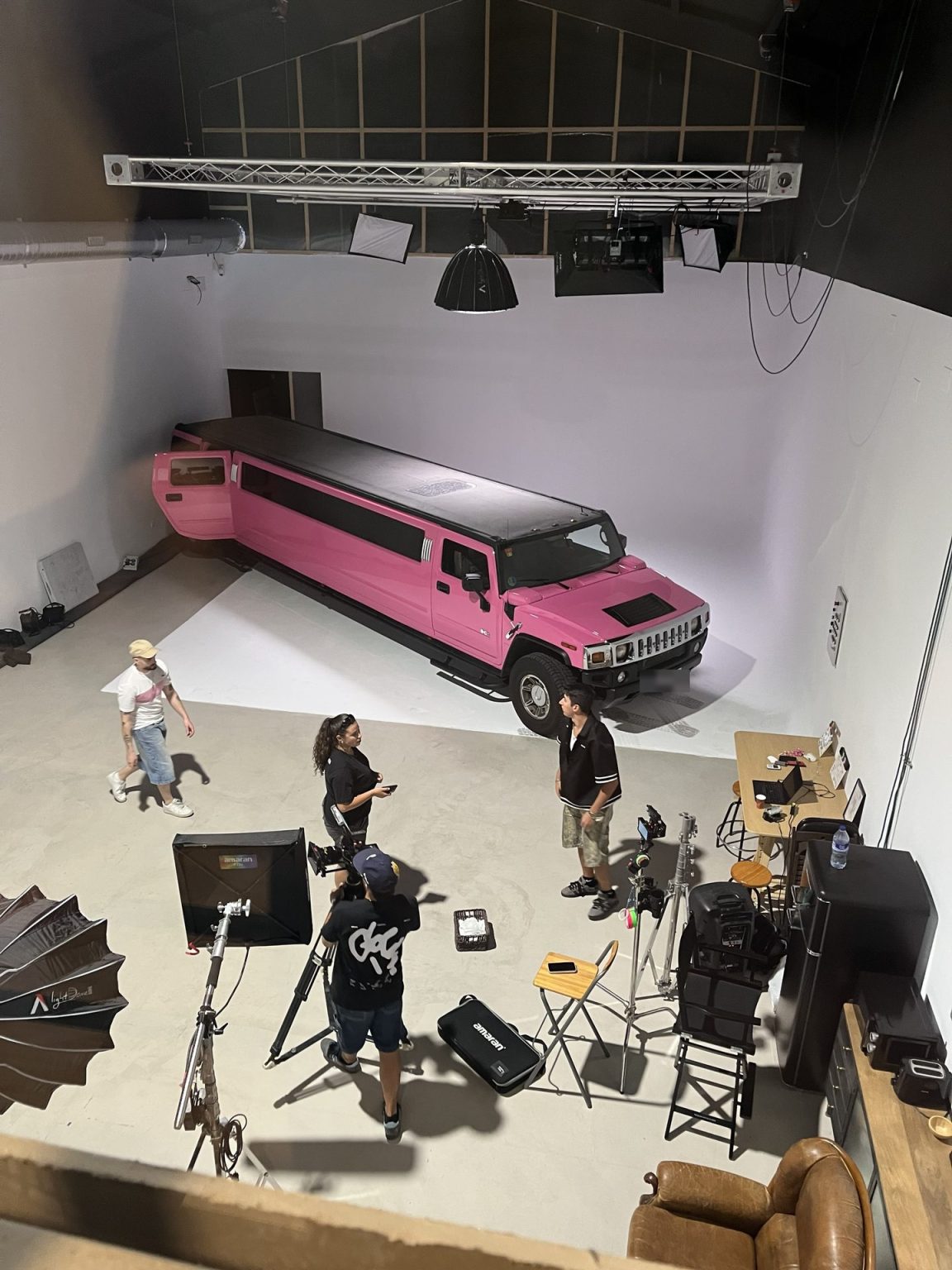 Limusina Hummer rosa dentro del plató sobre fondo blanco