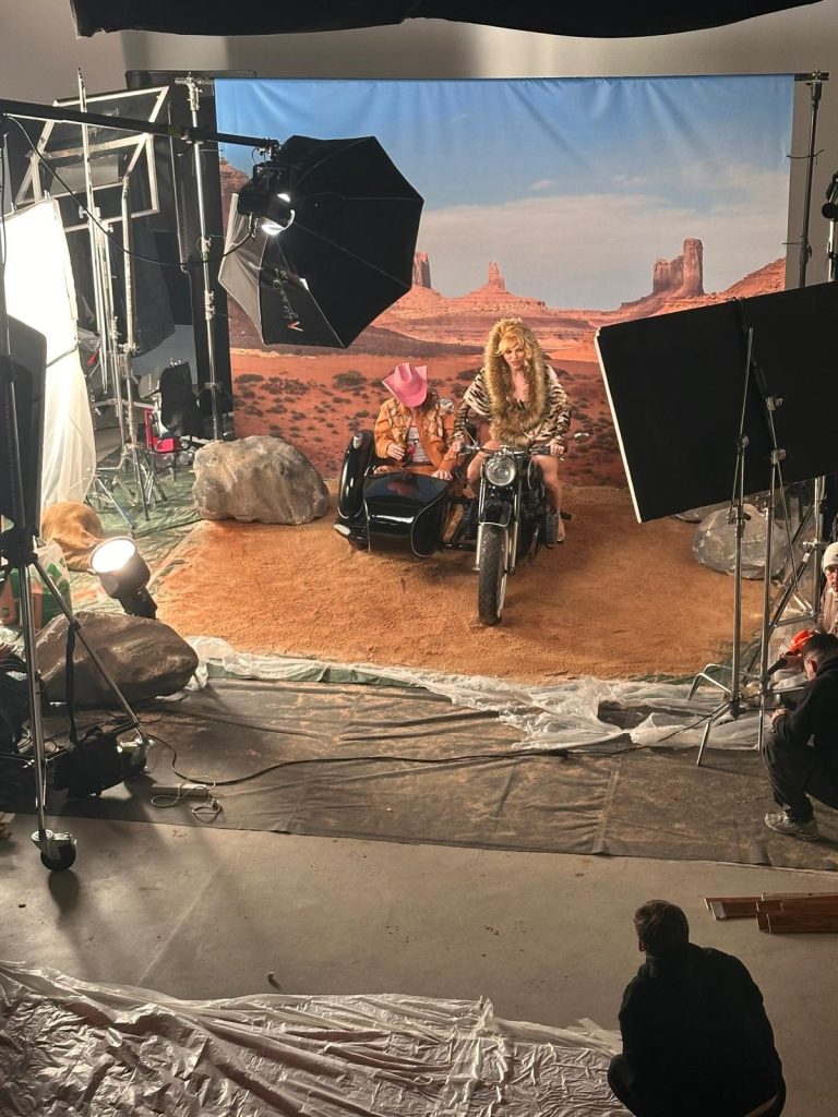Set de desierto con moto y sidecar sobre fondo pintado en el plató