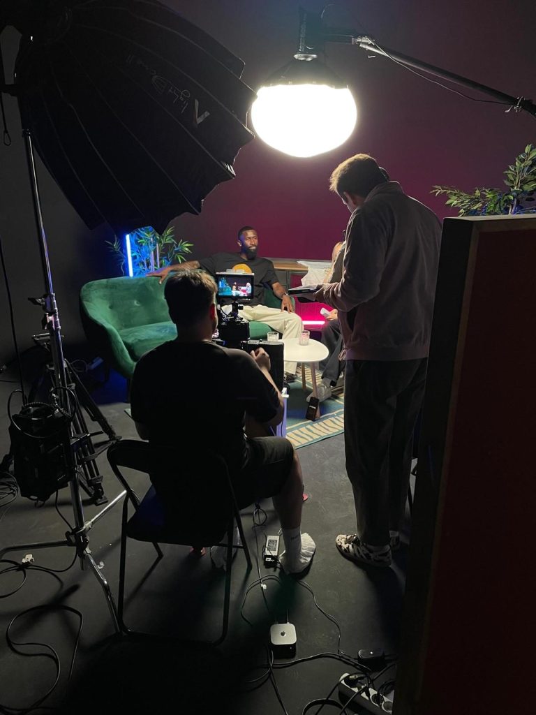 Set de entrevista con sofá y neones montado en el plató