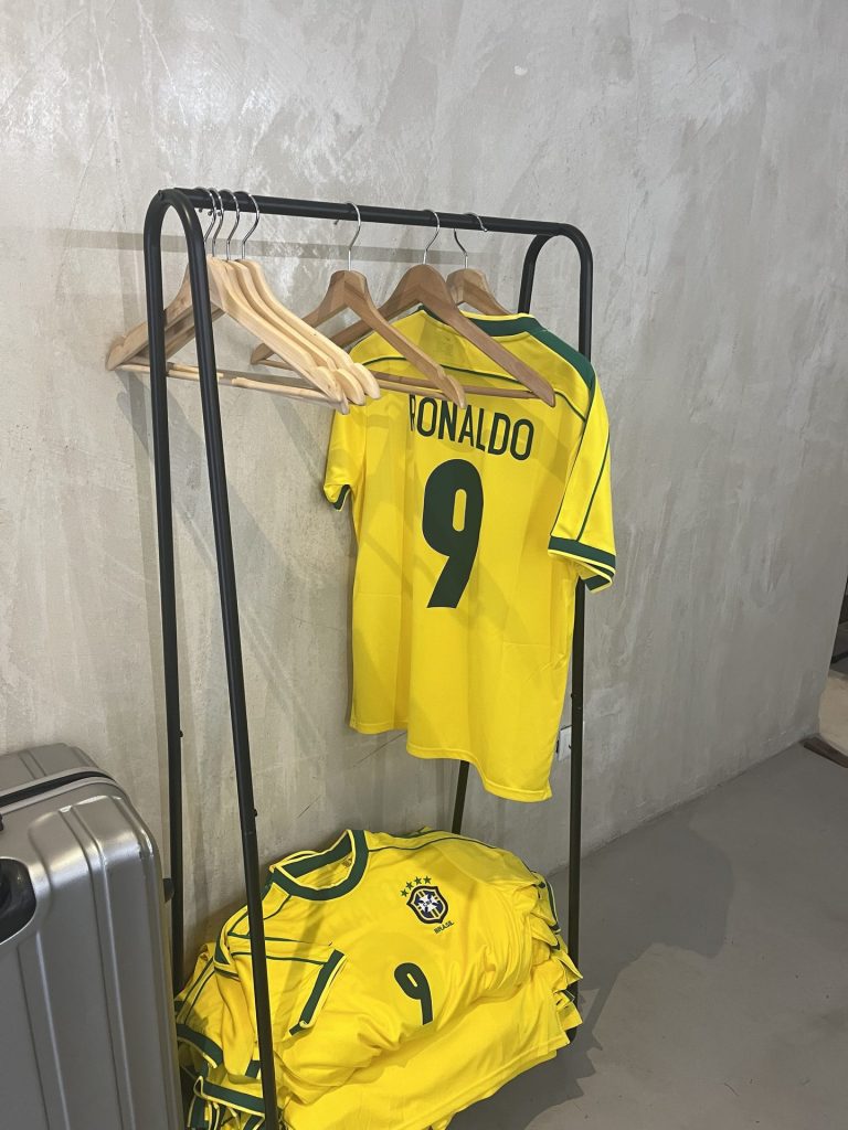 Percha de vestuario con camisetas de fútbol preparadas para el rodaje