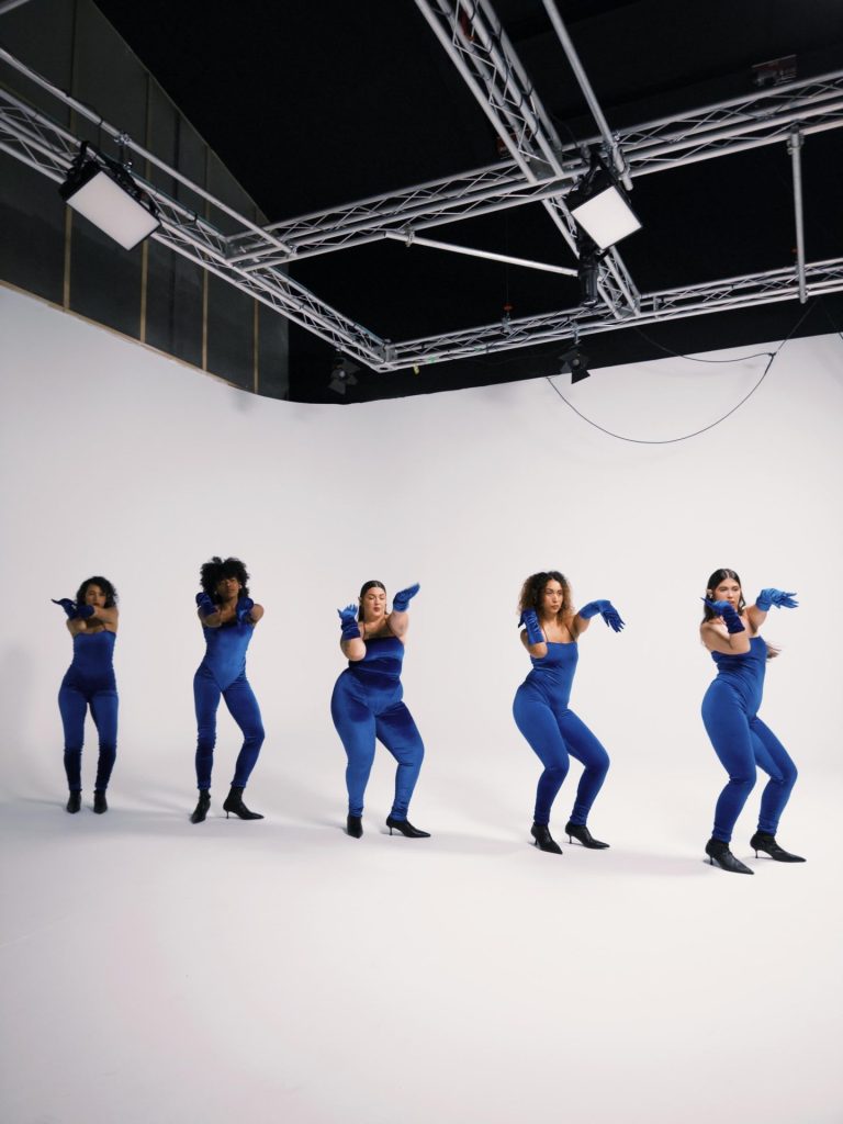 Rodaje de videoclip con cinco bailarines en el ciclorama blanco del plató