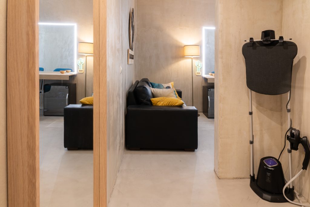 Zona de espera con sofá y vestuario para el equipo de rodaje