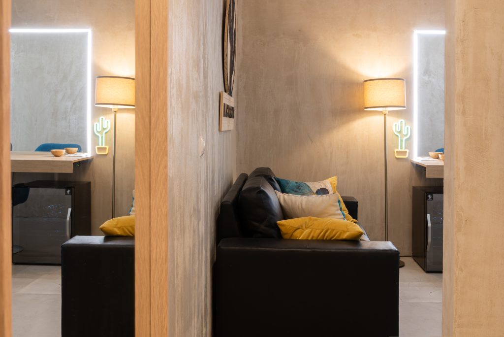 Sala de espera del plató con sofá